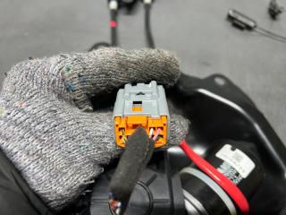 Доводчик двери правый задний Nissan SERENA C25, CC25, CNC25, NC25 MR20 97930-CY00A 4 ракурс