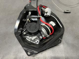 Доводчик двери правый задний Nissan SERENA C25, CC25, CNC25, NC25 MR20 97930-CY00A 2 ракурс