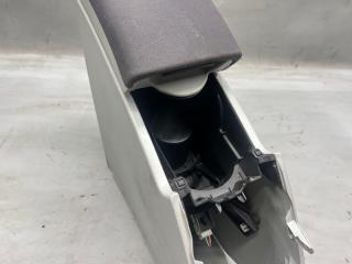 Бардачок между сиденьями Toyota PRIUS ZVW30 2ZR 4 ракурс Бардачок между сиденьями Toyota PRIUS ZVW30 2ZR 4 ракурс