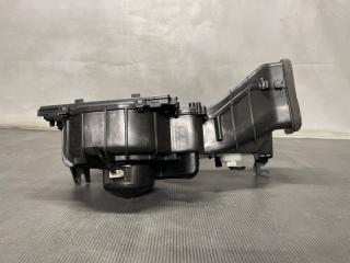 Мотор печки Subaru IMPREZA GG2 EJ15 72210FE000 3 ракурс Мотор печки Subaru IMPREZA GG2 EJ15 72210FE000 3 ракурс