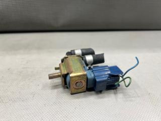 Вакуумный клапан Nissan TINO V10 QG18 14930AH100, FDBD100 5 ракурс Вакуумный клапан Nissan TINO V10 QG18 14930AH100, FDBD100 5 ракурс
