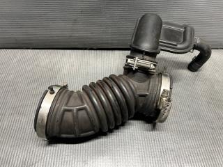 Патрубок воздушн.фильтра Nissan BLUEBIRD SYLPHY KG11 MR20 16576-ED800 3 ракурс Патрубок воздушн.фильтра Nissan BLUEBIRD SYLPHY KG11 MR20 16576-ED800 3 ракурс