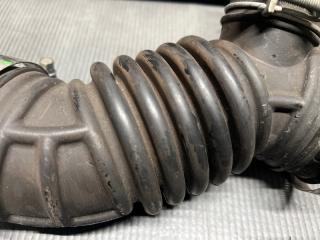 Патрубок воздушн.фильтра Nissan BLUEBIRD SYLPHY KG11 MR20 16576-ED800 4 ракурс Патрубок воздушн.фильтра Nissan BLUEBIRD SYLPHY KG11 MR20 16576-ED800 4 ракурс