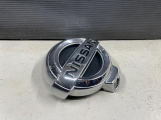 Эмблема передняя Nissan MURANO Z51 628901VA0A 3 ракурс Эмблема передняя Nissan MURANO Z51 628901VA0A 3 ракурс