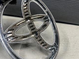 Эмблема задняя Toyota ALPHARD ANH20, ANH25, GGH20, GGH25 2AZ 90975-02066 5 ракурс Эмблема задняя Toyota ALPHARD ANH20, ANH25, GGH20, GGH25 2AZ 90975-02066 5 ракурс