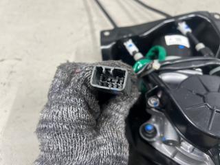 Доводчик двери правый задний Toyota NOAH AZR60, AZR65 1AZ 69631-28010 3 ракурс