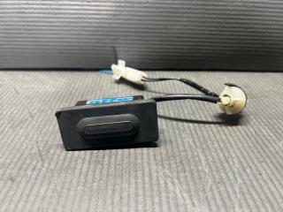 Кнопка открывания багажника Mazda BIANTE CCFFW, CCEFW, CCEAW, CC3FW LF 1 ракурс Кнопка открывания багажника Mazda BIANTE CCFFW, CCEFW, CCEAW, CC3FW LF 1 ракурс