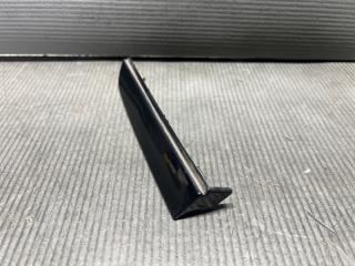 Заглушка полоза сдвижной двери правая задняя Toyota ALPHARD ANH10 2AZ 68373-58010 3 ракурс