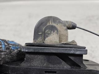 Доводчик двери левый задний Mazda BIANTE CCFFW, CCEFW, CCEAW, CC3FW LF C275733L1 4 ракурс