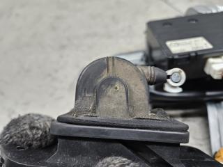 Доводчик двери левый задний Mazda BIANTE CCFFW, CCEFW, CCEAW, CC3FW LF C275733L1 3 ракурс