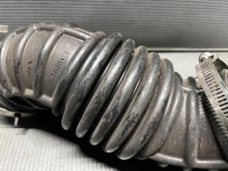 Патрубок воздушн.фильтра Nissan SERENA C26 MR20 165761VA0A 3 ракурс