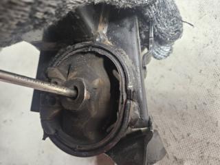 Подушка акпп левая передняя Toyota NOAH AZR60 1AZ 5 ракурс