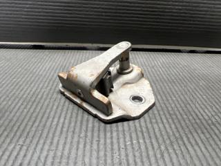 Петля замка двери задняя Toyota HIACE KZH106, KZH100, KZH110, KZH116, LH103, LH107, LH109, LH110, LH1113, LH117, LH119 1KZ 3 ракурс