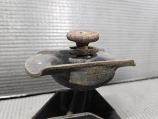 Крепление запасного колеса Toyota WISH ZGE20, ZGE21, ZGE25 2ZR 51900-68010 5 ракурс Крепление запасного колеса Toyota WISH ZGE20, ZGE21, ZGE25 2ZR 51900-68010 5 ракурс