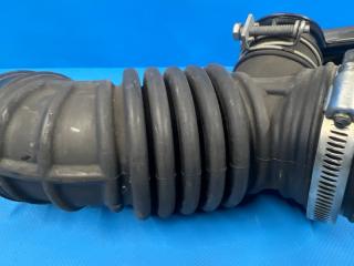 Патрубок воздушн.фильтра Nissan BLUEBIRD SYLPHY KG11 MR20 16576-ED800 2 ракурс Патрубок воздушн.фильтра Nissan BLUEBIRD SYLPHY KG11 MR20 16576-ED800 2 ракурс