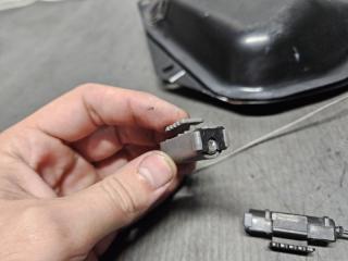 Доводчик двери левый задний Nissan SERENA C26 MR20 979411VA0B 3 ракурс
