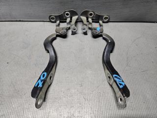 Петля капота Toyota VOXY ZRR70 3ZR 53410-28070 1 ракурс