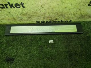 Запчасть накладка на порог салона передняя правая Mercedes-Benz ML350 2006