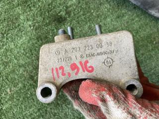 Кронштейн подушки двигателя левый Mercedes c-class