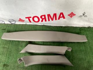 Обшивка двери багажника Toyota avensis 2006