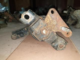 Подушка двигателя правая CALDINA ST191