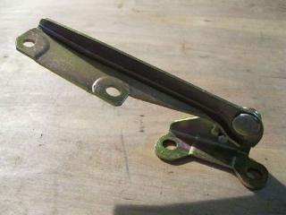 Запчасть петля капота правая MITSUBISHI CARISMA 1995 1996 1997 1998 1999 2000 2001 2002 2003