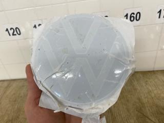 Фото запчасти эмблема передняя VOLKSWAGEN POLO 2020 2021 2022 2023 2024 контрактная запчасть Запчасть эмблема передняя VOLKSWAGEN POLO 2020 2021 2022 2023 2024