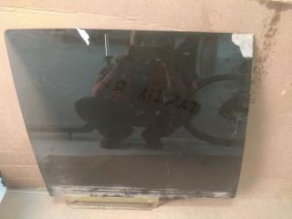 Запчасть стекло заднее правое Mazda Familia 1998