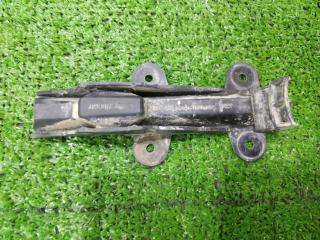 Запчасть крепление бампера audi 80