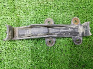 Запчасть крепление бампера audi 80