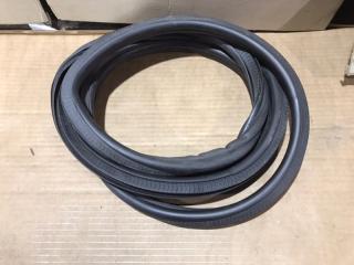 Уплотнитель двери передний Mercedes VIANO 2012