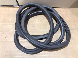 Уплотнитель двери передний Mercedes VIANO 2012