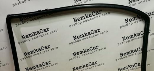 Уплотнитель стекла передний левый Mercedes VIANO 2011