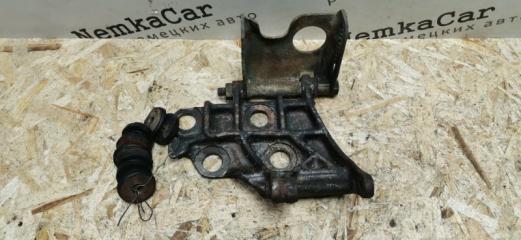 Кронштейн генератора Mercedes W123 Б/У Кронштейн генератора Mercedes W123