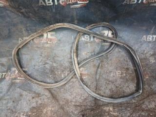 Уплотнительная резинка двери багажника TOYOTA VITZ