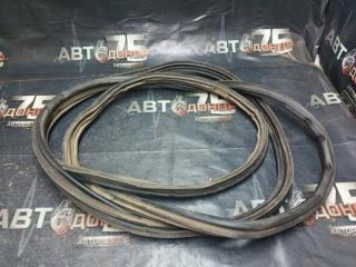 Уплотнительная резинка двери багажника задняя TOYOTA HARRIER 1999