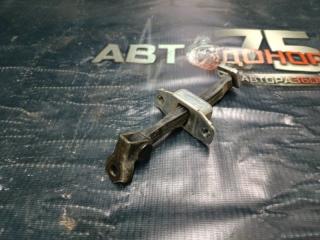 Ограничитель двери задний правый TOYOTA IST 2002