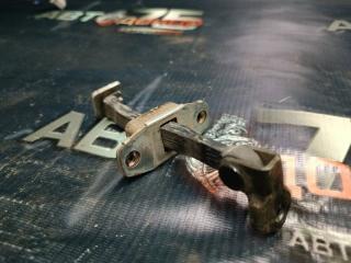 Ограничитель двери задний левый TOYOTA IST 2002