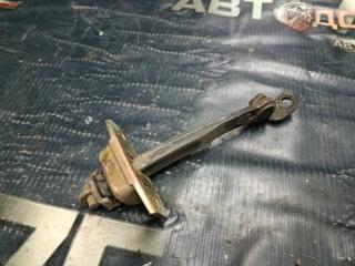 Ограничитель двери задний правый TOYOTA MARK II 1992