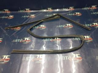 Уплотнитель стекла двери задний правый NISSAN AVENIR 2000