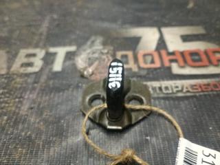 Петля замка двери NISSAN BLUEBIRD