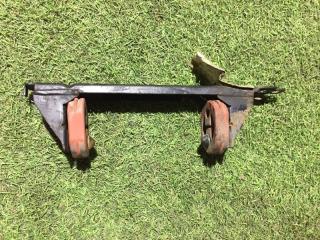 Фото запчасти кронштейн глушителя Volkswagen Golf R line 2012 Б/У запчасть Запчасть кронштейн глушителя Volkswagen Golf R line 2012