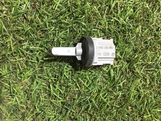 Фото запчасти датчик температуры воздуха Volkswagen Golf R line 2012 Б/У запчасть Запчасть датчик температуры воздуха Volkswagen Golf R line 2012