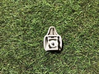 Фото запчасти крючок для одежды Ford Focus 2013 Б/У запчасть Запчасть крючок для одежды Ford Focus 2013