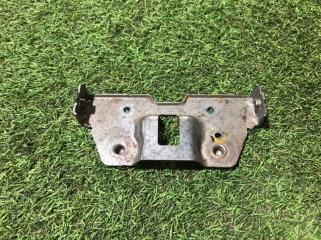 Фото запчасти кронштейн крепления центральной консоли Ford Focus 2013 Б/У запчасть Запчасть кронштейн крепления центральной консоли Ford Focus 2013