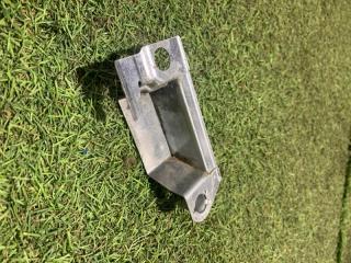 Кронштейн задний Audi A4 2004