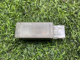 Фото запчасти плафон освещения салона Volkswagen Touareg 2012 Б/У запчасть Запчасть плафон освещения салона Volkswagen Touareg 2012