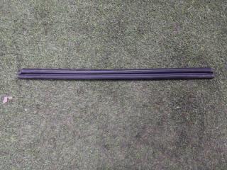 Уплотнитель стекла двери задний Volkswagen Touareg 2012