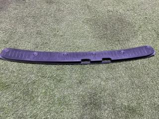 Запчасть накладка замка багажника lada Largus