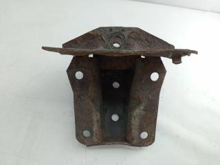 Крепление рессоры заднее левое Isuzu Elf NPR81